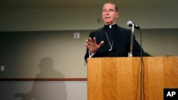 El cardenal en Los Ángeles, Roger Mahony anunció el acuerdo legal en su oportunidad por al menos $ 600 millones de dólares en los casos de abuso sexual por parte de la miembros del clero.
