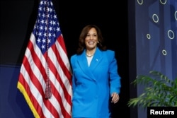 La vicepresidenta de Estados Unidos, Kamala Harris, sube al escenario durante su participación en el 30º Festival Anual Essence en Nueva Orleans, Louisiana, Estados Unidos, el 6 de julio de 2024. REUTERS/Edmund D. Fountain