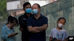 Personas con mascarillas hacen fila para recibir sus tests de rutina del COVID-19 en Beijing. martes 30 de agosto de 2022. Foto AP.