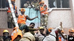 Rescue workers use ropes to evacuate people after a fire broke at a hospital, in Kolkata, India, December 9, 2011.