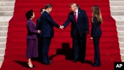 2026년 9월 25일, 워싱턴의 국립문서보관소(National Archives)를 방문한 도널드 트럼프 미국 대통령과 시진핑 중국 국가주석이 악수를 나누고 있다.