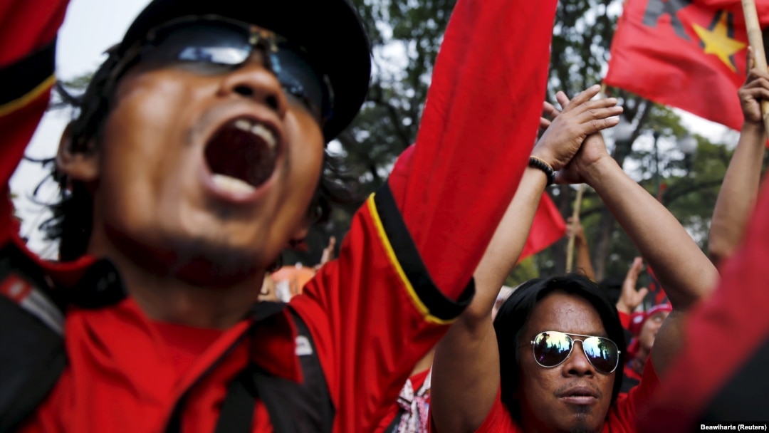Para pekerja meneriakkan slogan-slogan dalam protes terhadap keputusan pemerintah untuk merevisi upah minimum di depan Istana Kepresidenan di Jakarta, 15 Oktober 2015. (Foto: Reuters/Beawiharta)