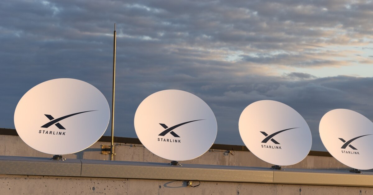 Super qahramon qizlar bilan jinsiy aloqa porno Xotinining xalatini kotarib suratini sikdi.