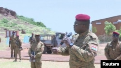 Le départ du lieutenant-colonel Damiba était réclamé à Ouagadougou par des centaines de manifestants favorables au capitaine Ibrahim Traoré.