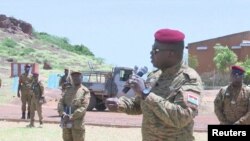 Le lieutenant-colonel Paul-Henri Sandaogo Damiba lors d'une visite à Djibo.