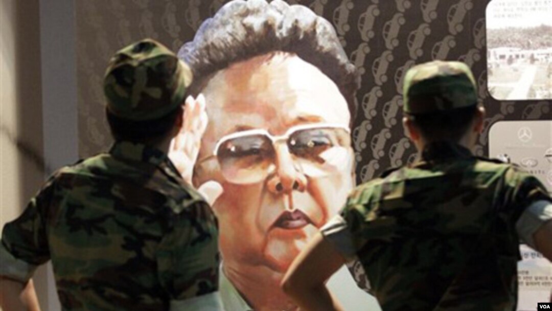 Dua tentara Korea Selatan melihat lukisan pemimpin Korut, Kim Jong Il di Museum Peringatan Perang Korea di Seoul (foto: dok.).