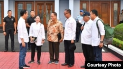 Presiden Joko Widodo sebelum berangkat ke Palu di bandara Halim Perdanakusuma, Jakarta Rabu pagi (3/10). (Foto: Setpres RI)