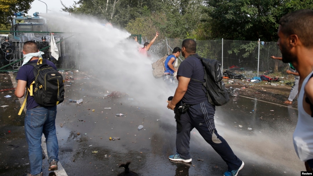 Polisi anti huru-hara Hungaria menembakkan meriam Roszke dan gas air mata terhadap para migran yang berusaha masuk ke kota Roszke, Rabu (16/9).