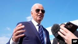 Presiden AS Joe Biden berbicara dengan awak media di Pangkalan Udara Andrews di Maryland, pada 15 Juli 2024, saat hendak berangkat menuju Las Vegas. (Foto: AP/Susan Walsh)