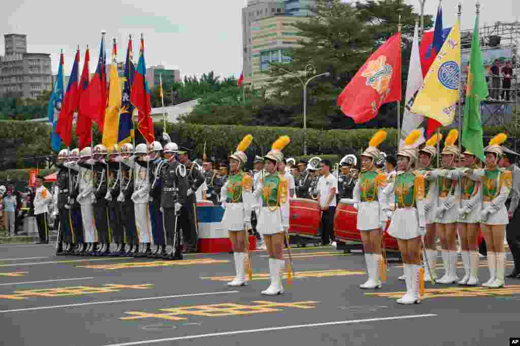 台湾三军仪仗队和“北一女”中学仪仗队