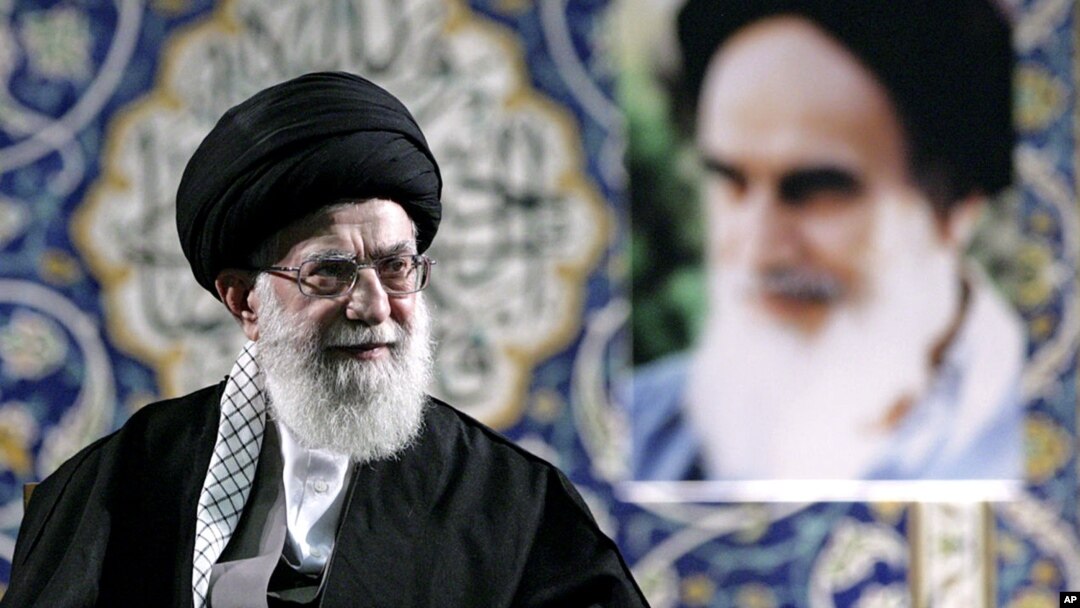 Ayatollah Ali Khamenei memberikan pidato di depan pasukan paramiliter Iran 'Basij' di Teheran hari Rabu (20/11). 