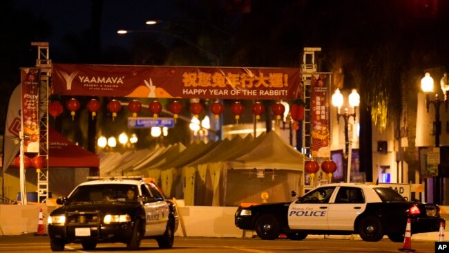 Vehículos policiales en el lugar donde ocurrió el tiroteo en Monterey Park, California, el 22 de enero de 2023.