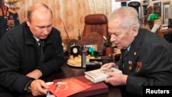 FILE - Russia's President Vladimir Putin (L) meets Mikhail Kalashnikov, the Russian inventor of the AK-47 assault rifle, in Izhevsk Sept. 18, 2013. 