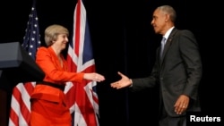 Thủ tướng Anh Theresa May (trái) và Tổng thống Hoa Kỳ Barack Obama bắt tay sau khi trao đổi với các phóng viên sau cuộc họp song phương bên lề hội nghị thượng đỉnh G20 Summit ở Hàng Châu, Trung Quốc, ngày 4 tháng 9 năm 2016.