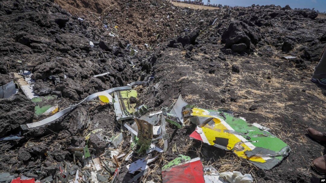 Ibisigazwa by'indege ya Ethiopian Airlines yahanutse mu majyepfo ya Addis Ababa, umurwa mukuru wa Etiyopiya, Italiki 10/03/2019. 