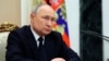 블라디미르 푸틴 러시아 대통령이 25일 크렘린궁에서 비탈리 사벨리예프 교통부 장관의 보고를 청취하고 있다.