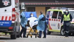 신종 코로나바이러스 집단 감염이 발생한 호주 멜버른의 양로원에서 27일 거주자들을 이송하고 있다.