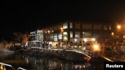 En la foto el submarino USS Miami SSN 755 que se incendió el 23 de mayo. Aquí, en el dique seco del astillero naval de Portsmouth.