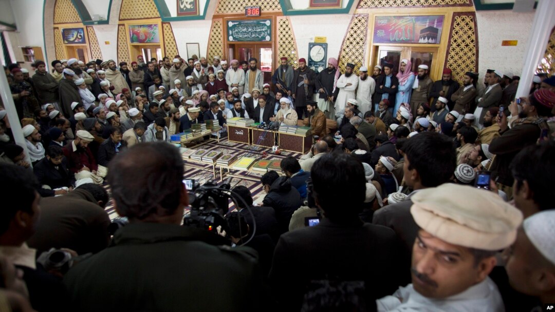 Maulana Abdul Aziz, (tengah), di latar belakang, ustad yang merupakan anggota juru runding Taliban memberikan pernyataan dalam jumpa pers di Islamabad, Pakistan, 7/2/2014.