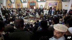 Maulana Abdul Aziz, (tengah), di latar belakang, ustad yang merupakan anggota juru runding Taliban memberikan pernyataan dalam jumpa pers di Islamabad, Pakistan, 7/2/2014.