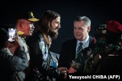 Pilot Selandia Baru Phillip Mehrtens (tengah) bertemu Duta Besar Selandia Baru untuk Indonesia Kevin Burnett (kanan) setelah tiba dari Papua Tengah di Jakarta, 21 September 2024. (Foto: Yasuyoshi CHIBA/AFP)