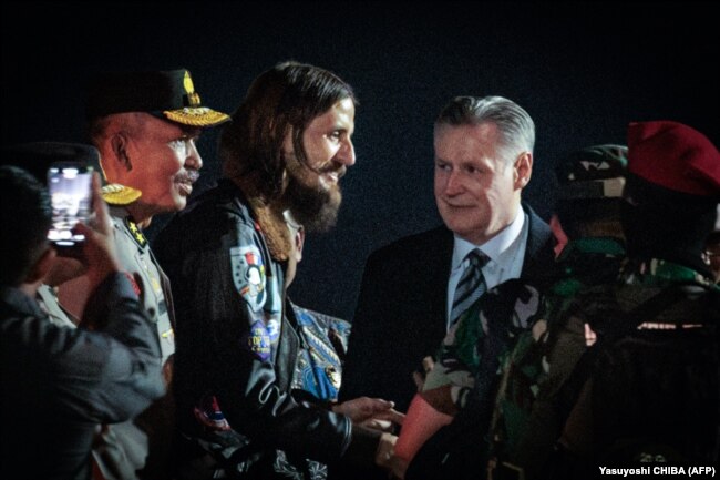 Pilot Selandia Baru Phillip Mehrtens (tengah) bertemu Duta Besar Selandia Baru untuk Indonesia Kevin Burnett (kanan) setelah tiba dari Papua Tengah di Jakarta, 21 September 2024. (Foto: Yasuyoshi CHIBA/AFP)
