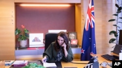 23일 저신다 아던 뉴질랜드 총리가 조 바이든 전 부통령과 통화하고 있다. 