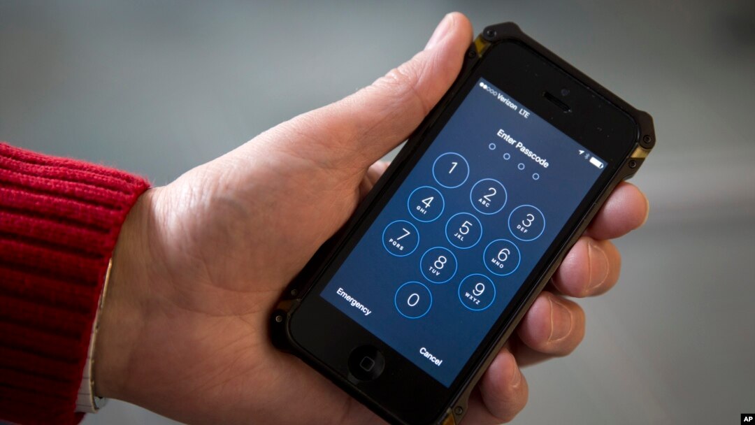Apple Inc. menolak membantu tim penyelidik FBI mengakses data yang sudah dienkripsikan dalam iPhone (foto: ilustrasi).