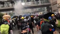 香港警方在荃灣施放催淚彈清場驅趕示威者