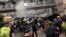 香港警方在荃灣施放催淚彈清場驅趕示威者