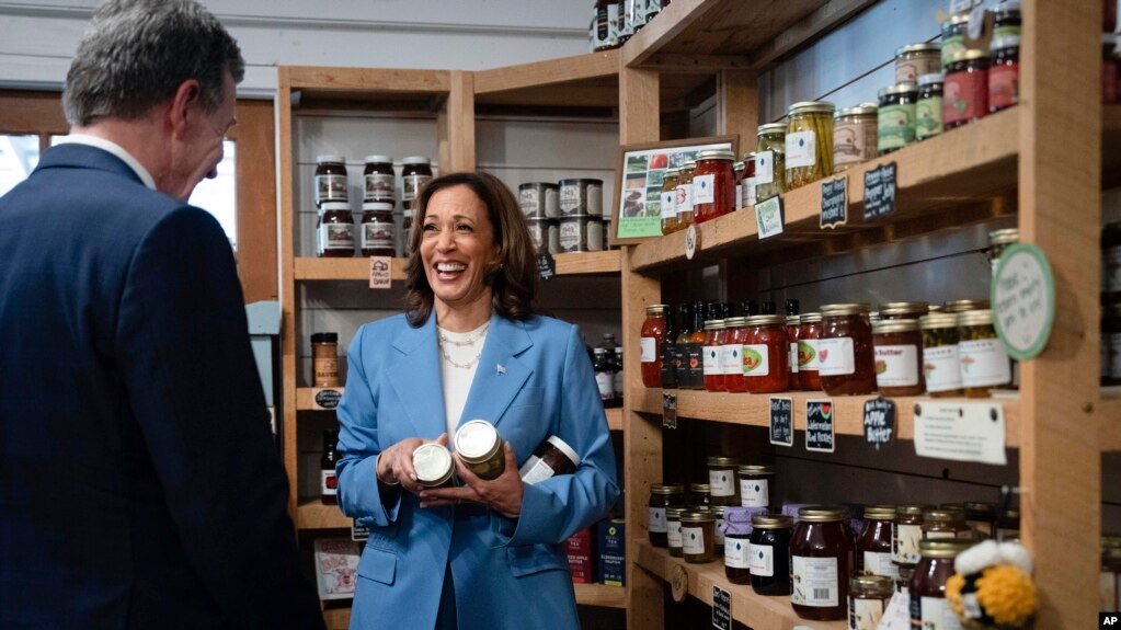 La candidata presidencial demócrata a la vicepresidencia, Kamala Harris, visita el mercado Bayleaf con el gobernador de Carolina del Norte, Roy Cooper, en Raleigh, Carolina del Norte, el viernes 16 de agosto de 2024. (Erin Schaff/The New York Times vía AP, Pool)