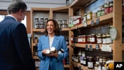 La candidata presidencial demócrata a la vicepresidencia, Kamala Harris, visita el mercado Bayleaf con el gobernador de Carolina del Norte, Roy Cooper, en Raleigh, Carolina del Norte, el viernes 16 de agosto de 2024. (Erin Schaff/The New York Times vía AP, Pool)