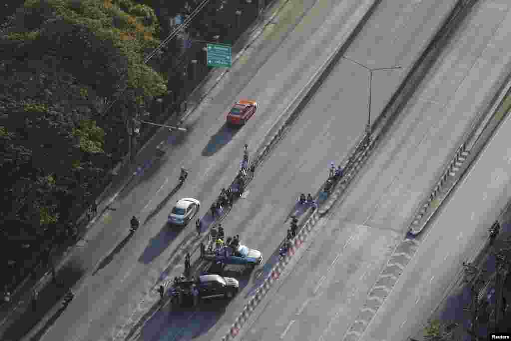 Anti-government protesters block the road at a major intersection in central Bangkok, Jan. 13, 2014.