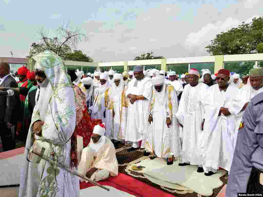 Sarkin kano Malam Muhammadu Sanusi na biyu lokacin da yake jagorantar sallar Eid Fitr.