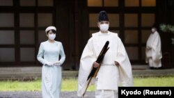 Putri Mako Jepang, putri Putra Mahkota Akishino dan Putri Mahkota Kiko, berjalan menuju Tempat Suci Tiga Istana untuk berdoa menjelang pernikahannya di Istana Kekaisaran di Tokyo, Jepang, 19 Oktober 2021. (Foto: Kyodo via Reuters)