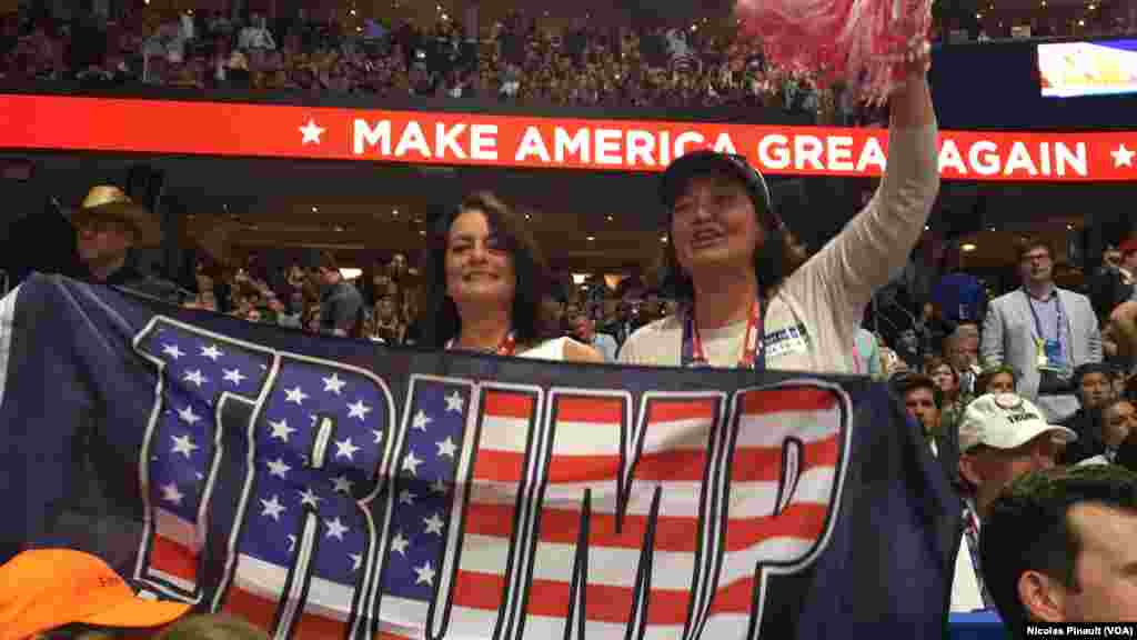 Des partisans ovationnent pendant le discours d’investiture de Donal Trump, lors de la convention républicaine à Cleveland, Ohio, 21 juillet 2016. (VOA/Nicolas Pinault).