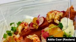 Makanan Finnair difoto di Vantaa, Finlandia, 22 Oktober 2020. (Foto: REUTERS/Attila Cser)