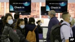 Penumpang di Bandara Sydney, di Sydney, Australia, Senin, 19 April 2021, bersiap mengejar penerbangan ke Selandia Baru, saat dibukanya gelembung perjalanan yang sangat dinanti-nantikan antara Australia dan Selandia Baru. (Foto AP / Rick Rycroft)