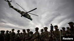 Un hélicoptère de l’armée congolaise vole au-dessus des troupes rwandaises en préparation d’une opération conjointe à Goma, dans l’est de la RDC, 25 février 2009. 