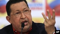 El presidente de Venezuela Hugo Chávez habla durante una conferencia de prensa, la primera en su calidad de candidato presidencial para las elecciones del 7 de octubre de 2012.