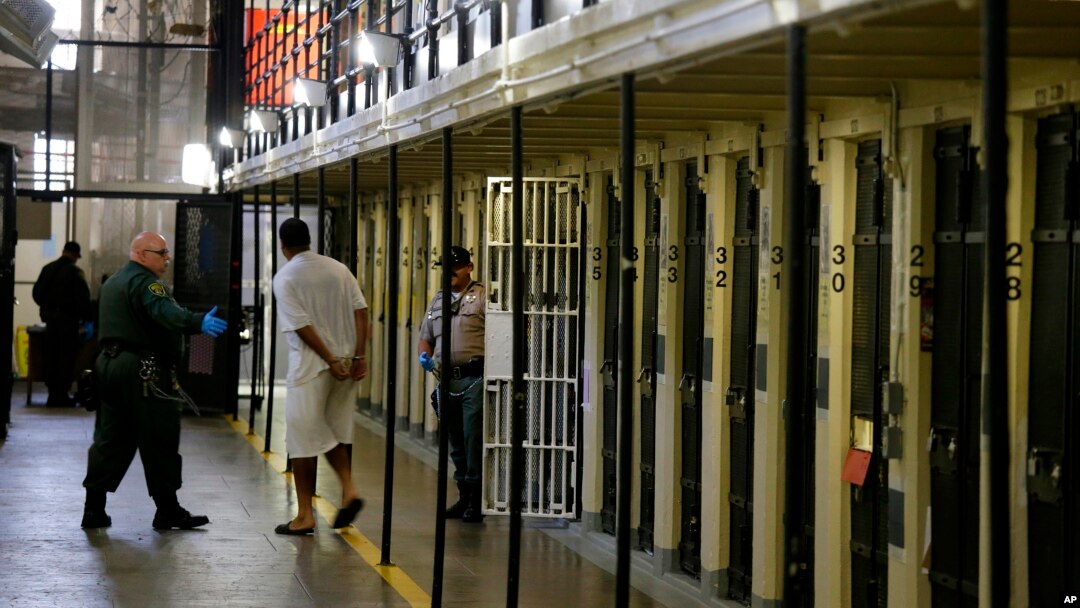 ARSIP – Foto narapidana yang dijatuhi hukuman mati yang diambil pada tanggal 16 Agustus 2016 dipandu keluar dari sel di Penjara Negara San Quentin, California (foto: AP Photo/Eric Risberg, Arsip)