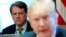 Cố vấn pháp lý Tòa Bạch Ốc Don McGahn ngồi phía sau Tổng Thống Donald Trump trong cuộc họp Nội các ngày 21/6/2018.