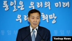 개성공단 한국 측 공동위원장인 김기웅 통일부 남북협력지구지원단장이 11일 정부서울청사에서 개성공단 남북공동위원회 제2차 회의 결과를 발표하고 있다.