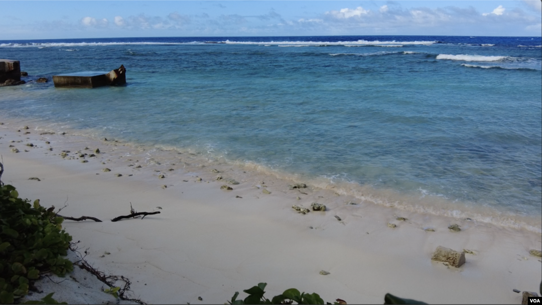 關島最北端的瑞提迪恩海灘(Ritidian beach),這裡是偷渡客從塞班非法入境關島的登陸點之一。這個海灘距離北馬裡亞納群島最南端的羅塔島(Rota)只有70公里。