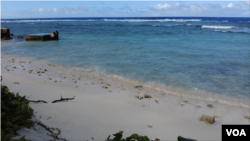 關島最北端的瑞提迪恩海灘(Ritidian beach)，這裡是偷渡客從塞班非法入境關島的登陸點之一。這個海灘距離北馬裡亞納群島最南端的羅塔島(Rota)只有70公里。