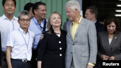 Menlu AS Hillary Clinton dan mantan Presiden Bill Clinton mengunjungi Haití untuk mempromosikan investasi di sana (22/10).