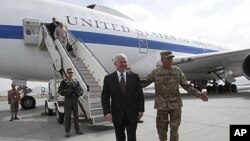 وه‌زیری به‌رگری ئه‌مه‌ریکا ڕۆبه‌رت گه‌یتس له‌ کابول له‌ لایه‌ن ژه‌نه‌ڕاڵ ده‌یڤد په‌تریه‌س فه‌رمانده‌ی هێزه‌کانی نێونه‌ته‌وه‌یی له‌ ئه‌فغانسـتان پـێشـوازی لێـده‌کرێت، شه‌ممه‌ 4 ی شه‌شی 2011