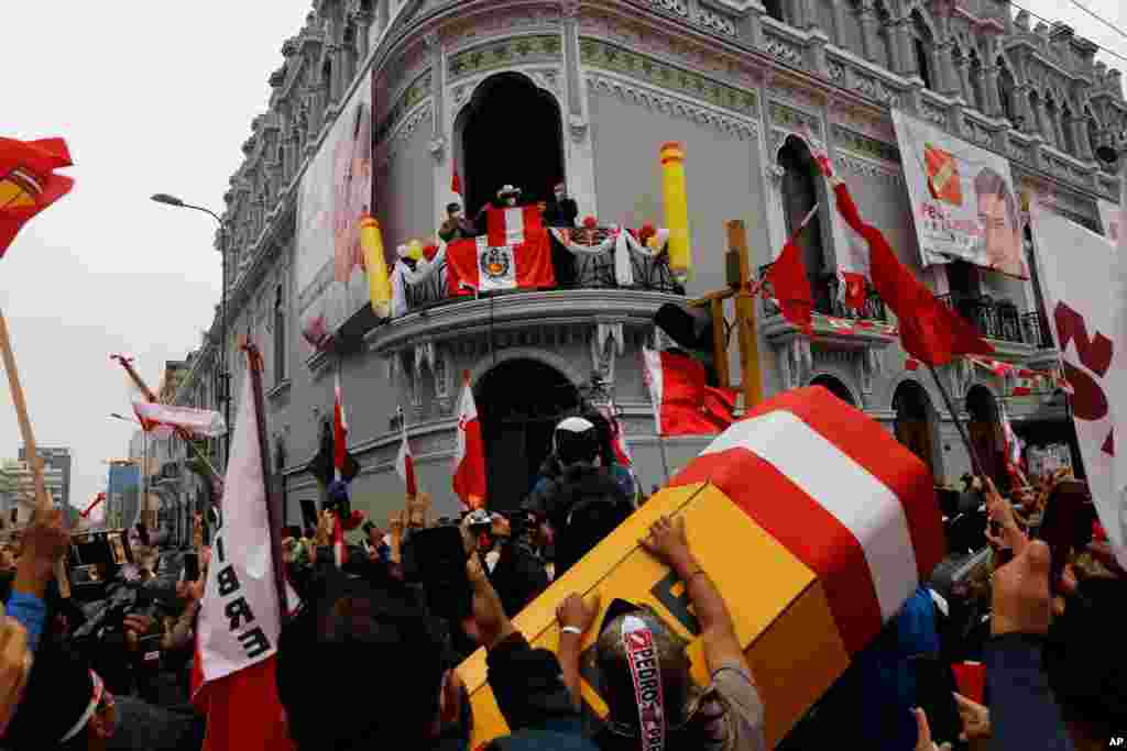 페루 대통령 선거 결선투표 개표가 진행 중인 가운데 페드로 카스티요 후보 리마의 선거본부에서 지지자들을 향해 인사하고 있다.