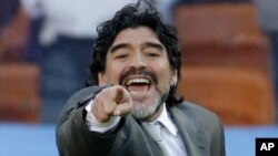 Mantan bintang dan pelatih timnas Argetina, Diego Maradona, mengatakan berminat untuk menjadi pelatih sepakbola pada klub Tiongkok (foto: dok). 