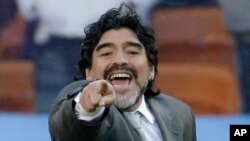 Diego Maradona lokacin gasar cin kofin kwalon kafar duniya ta 2010 a Afirka ta Kudu lokacin da yake koyar da 'yan wasan Argentina.